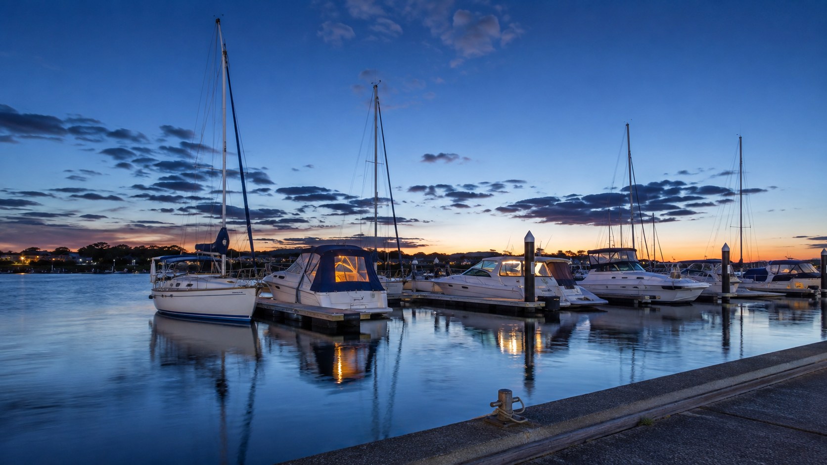 Marina in der Abenddämmerung